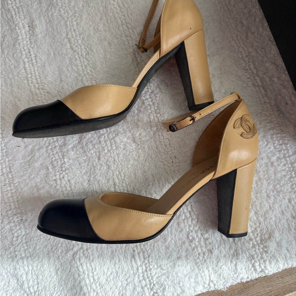 CHANEL Women's Two-Tone classic Beige and Black cap toe Vintage Heels - Picture 7 of 17